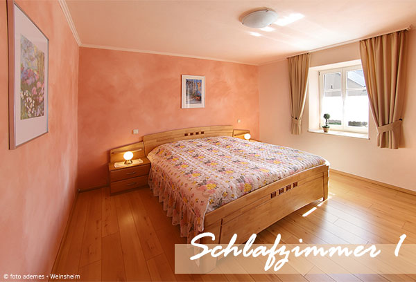Schlafzimmer im ersten Stock mit Doppelbett und Nachttischschränkchen