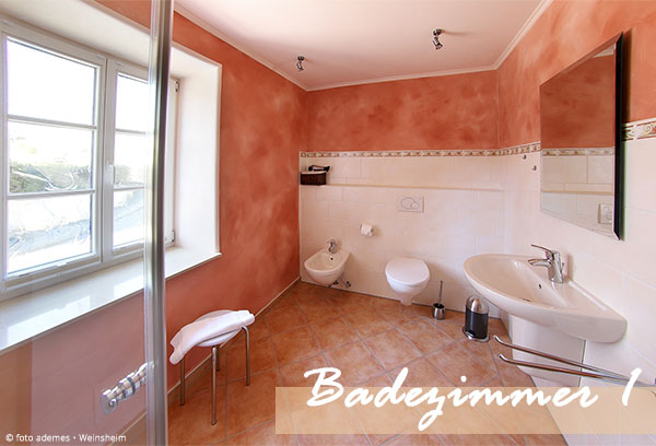 Badezimmer im ersten Stock mit Toilette, Bidet und Waschbecken