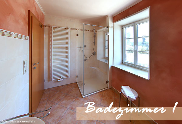 Badezimmer im ersten Stock mit großem Fenster, Duschkabine und Handtuchradiator