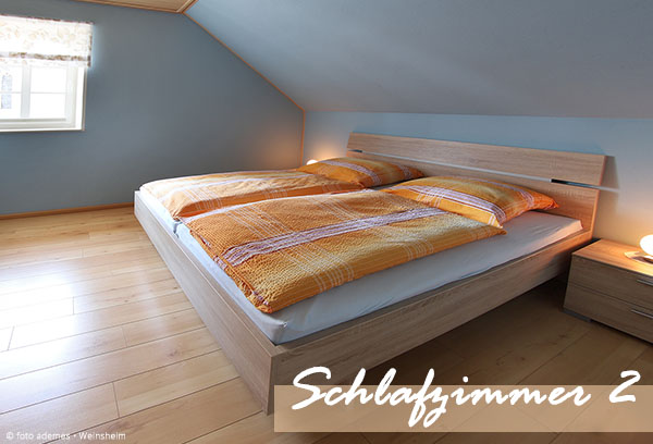 Schlafzimmer im Dachgeschoss - Doppelbett mit Nachttischschränkchen