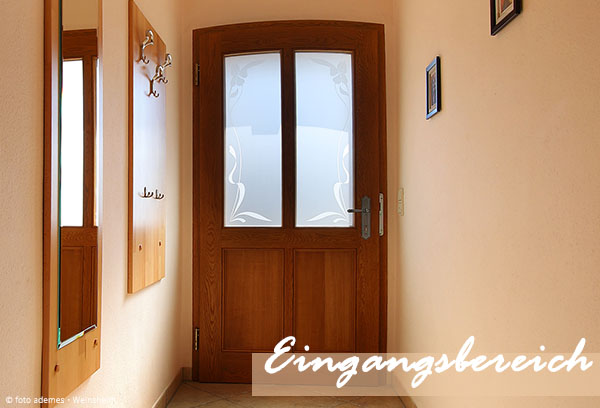 Eingangsbereich des Ferienhauses mit Blick zu Haustür und Garderobe