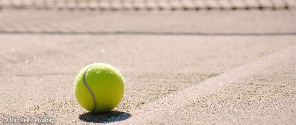Tennisball auf Tennissportanlage